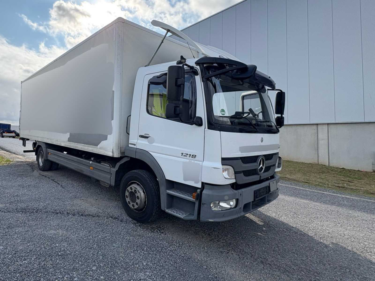 MERCEDES BENZ ATEGO 818 BOX TRUCK WITH TAIL LIFT - شاحنة: صورة 2 MERCEDES BENZ ATEGO 818 BOX TRUCK WITH TAIL LIFT - شاحنة: صورة 2
