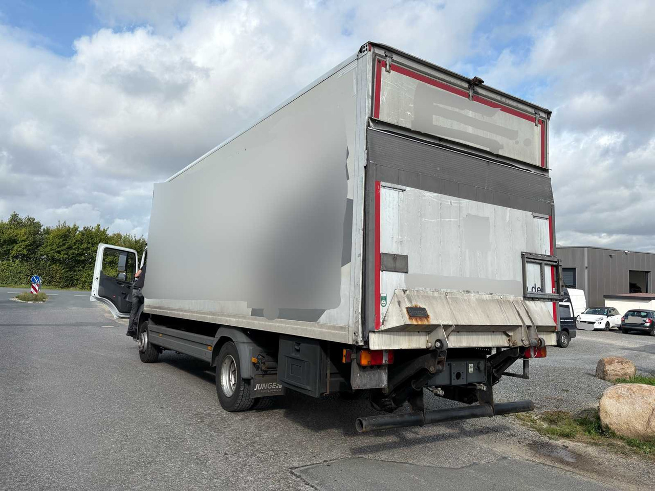MERCEDES BENZ ATEGO 818 BOX TRUCK WITH TAIL LIFT - شاحنة: صورة 4 MERCEDES BENZ ATEGO 818 BOX TRUCK WITH TAIL LIFT - شاحنة: صورة 4