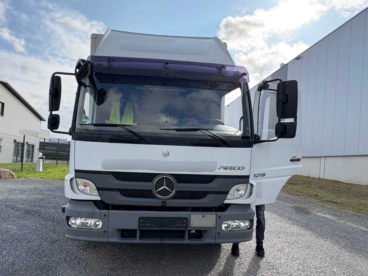 MERCEDES BENZ ATEGO 818 BOX TRUCK WITH TAIL LIFT - شاحنة: صورة 3 MERCEDES BENZ ATEGO 818 BOX TRUCK WITH TAIL LIFT - شاحنة: صورة 3