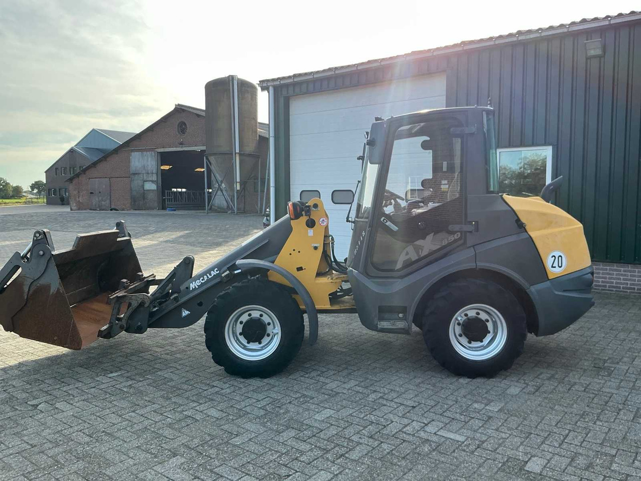 Mecalac AX850 - اللودر بعجل: صورة 4 Mecalac AX850 - اللودر بعجل: صورة 4
