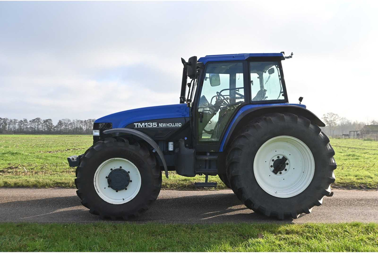 NEW HOLLAND - 1998 - TM135 - ALL-WHEEL DRIVE FARM TRACTOR - جرار: صورة 4 NEW HOLLAND - 1998 - TM135 - ALL-WHEEL DRIVE FARM TRACTOR - جرار: صورة 4