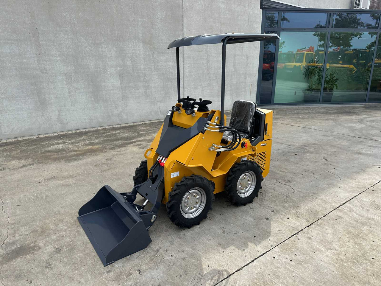 NEWRICK - 2025 - SI360 - SKID STEER LOADER - اللودر المجنزر صغير: صورة 1 NEWRICK - 2025 - SI360 - SKID STEER LOADER - اللودر المجنزر صغير: صورة 1