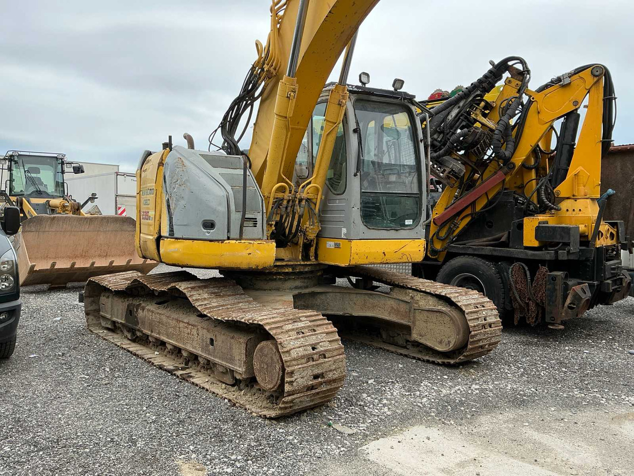 New Holland E235BSR-2 - حفار زاحف: صورة 1 New Holland E235BSR-2 - حفار زاحف: صورة 1