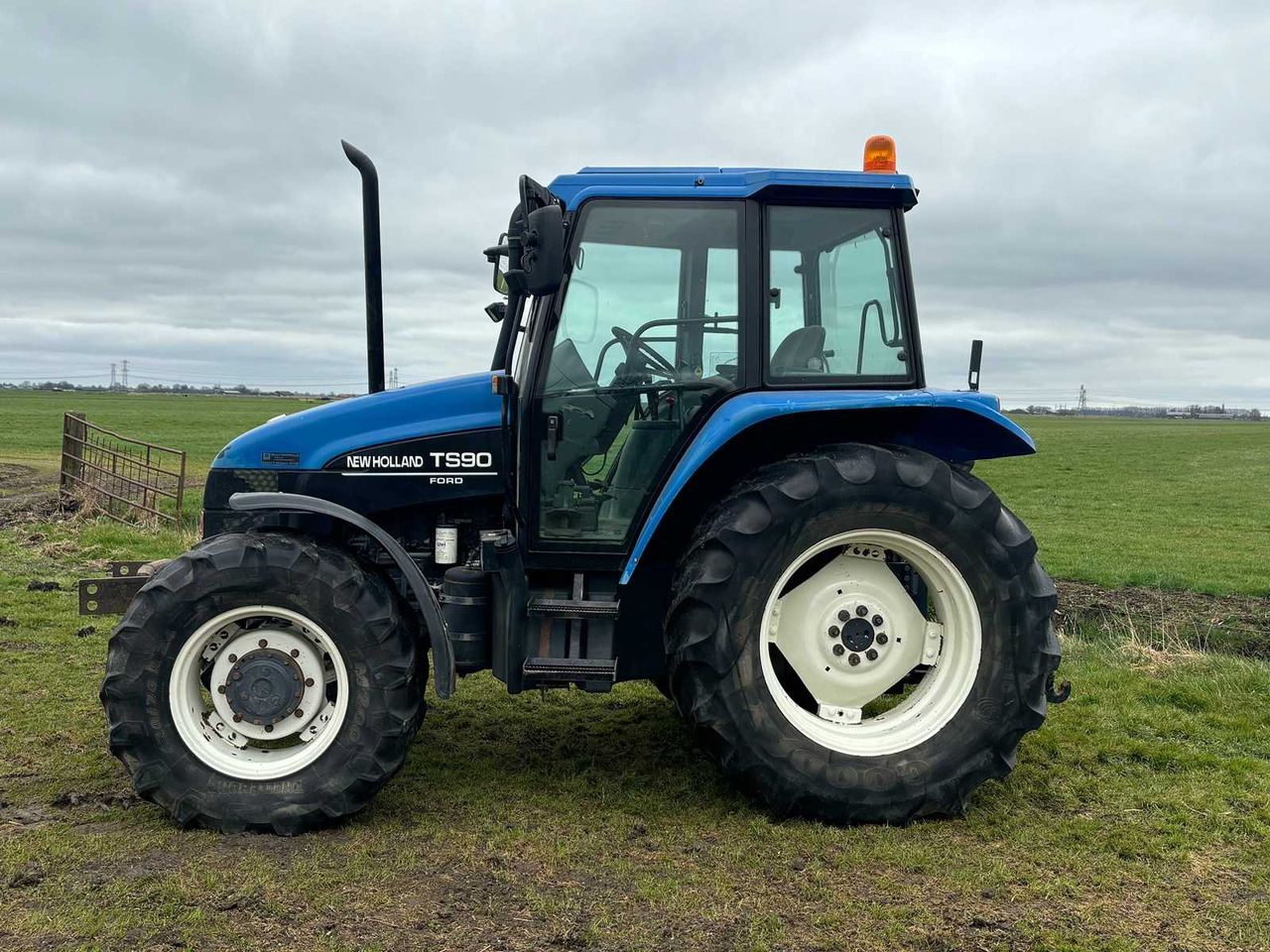 New Holland ts90 - جرار: صورة 2 New Holland ts90 - جرار: صورة 2
