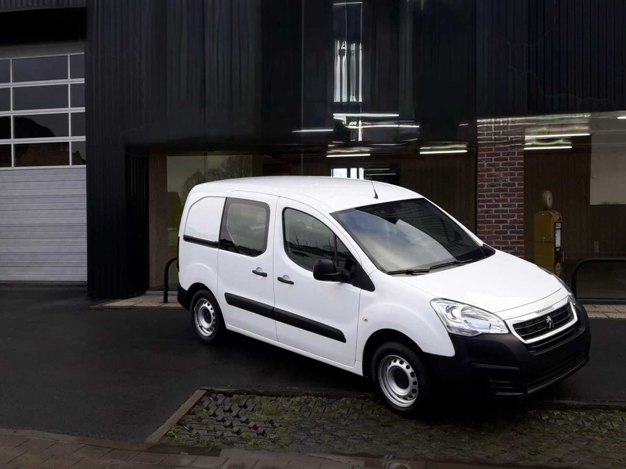 PEUGEOT PARTNER COMMERCIAL VEHICLE - شاحنة توصيل مغلقة: صورة 2 PEUGEOT PARTNER COMMERCIAL VEHICLE - شاحنة توصيل مغلقة: صورة 2