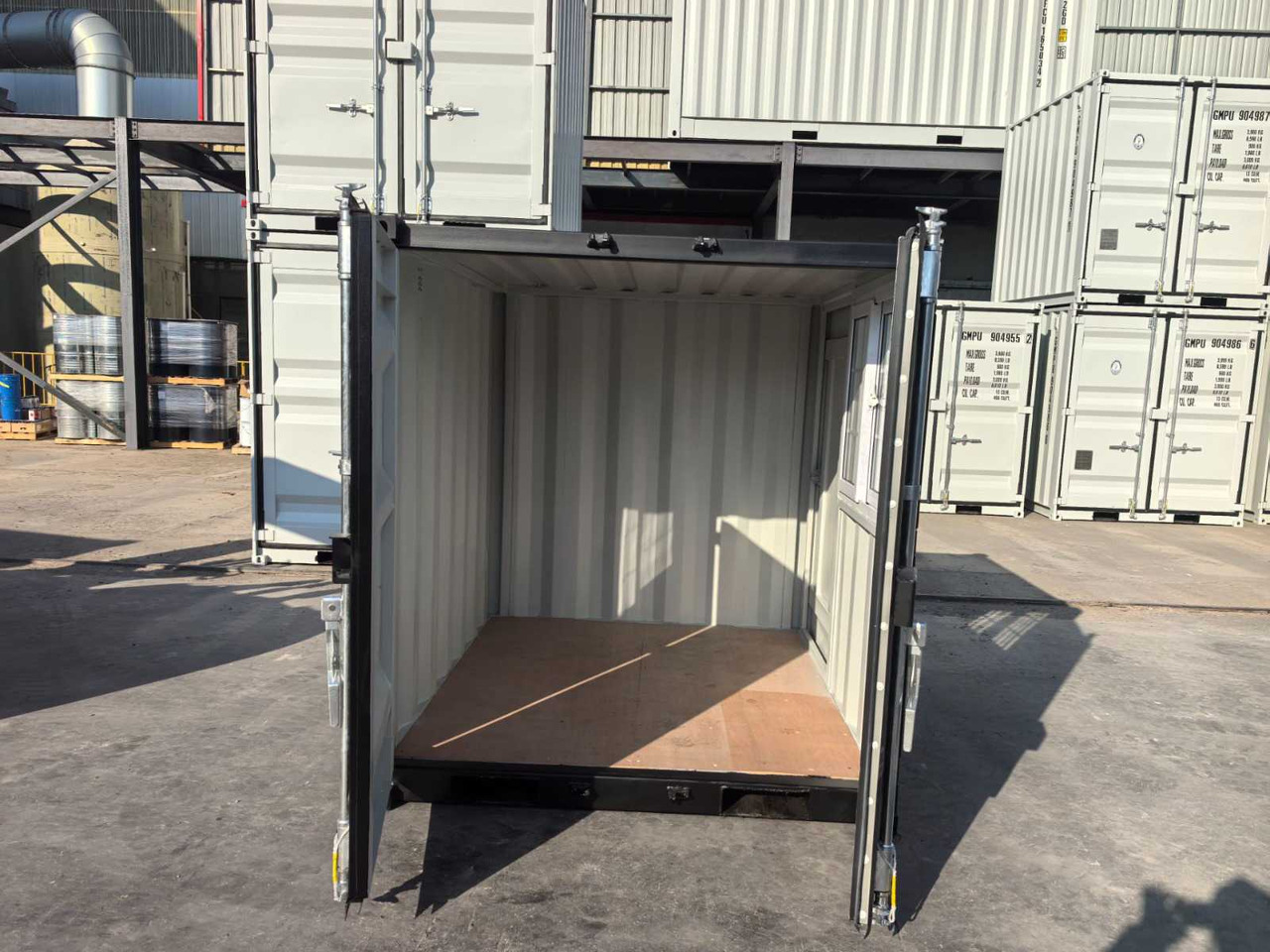 Rhino-cross-containers 7ft met deur en raam - حاوية شحن: صورة 3 Rhino-cross-containers 7ft met deur en raam - حاوية شحن: صورة 3