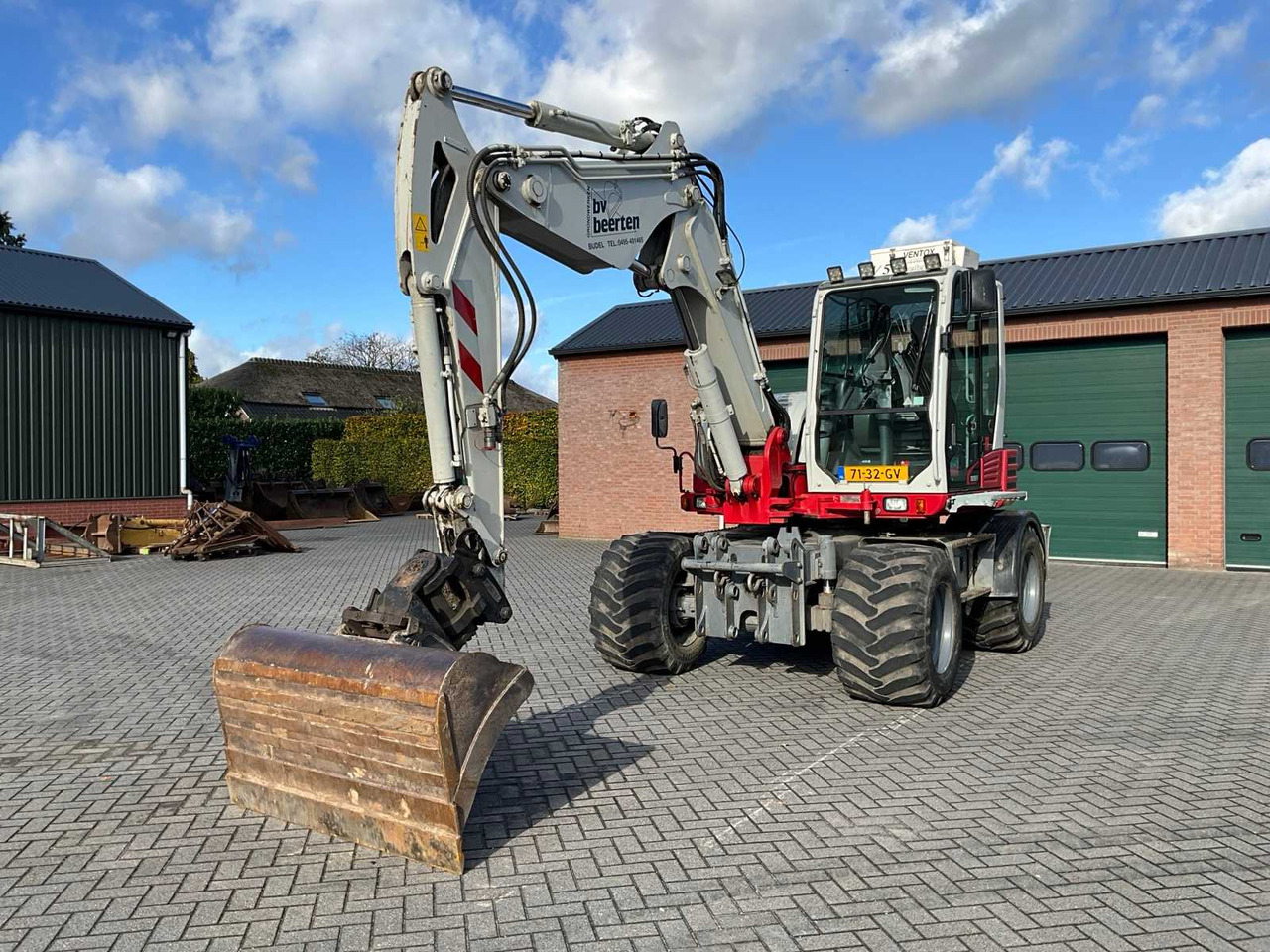 Takeuchi TB295W - حفار ذو عجلات: صورة 1 Takeuchi TB295W - حفار ذو عجلات: صورة 1