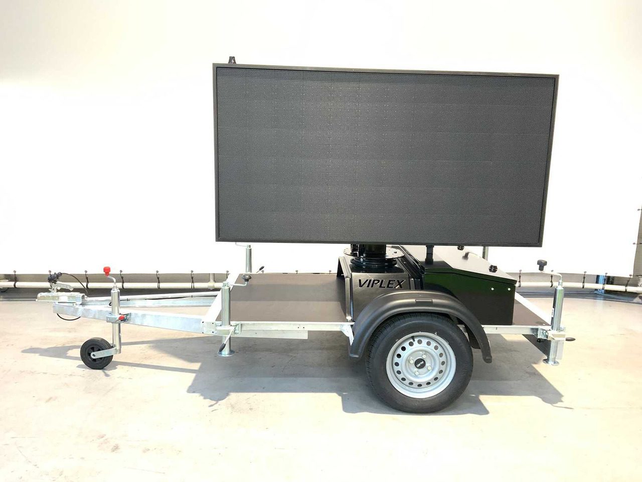 Viplex tekstkar P8 ledscherm op aanhangwagen - آلات أخرى: صورة 2 Viplex tekstkar P8 ledscherm op aanhangwagen - آلات أخرى: صورة 2
