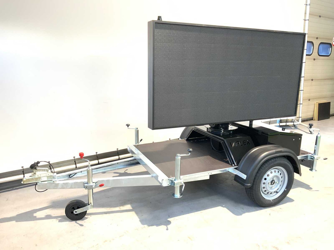 Viplex tekstkar P8 ledscherm op aanhangwagen - آلات أخرى: صورة 1 Viplex tekstkar P8 ledscherm op aanhangwagen - آلات أخرى: صورة 1