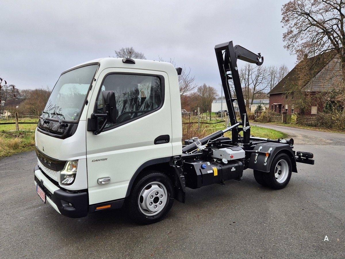 FUSO 3C15 Duonic Aut.City Abrollkipper AHK 3.5T - شاحنة برافعة خطافية: صورة 1 FUSO 3C15 Duonic Aut.City Abrollkipper AHK 3.5T - شاحنة برافعة خطافية: صورة 1