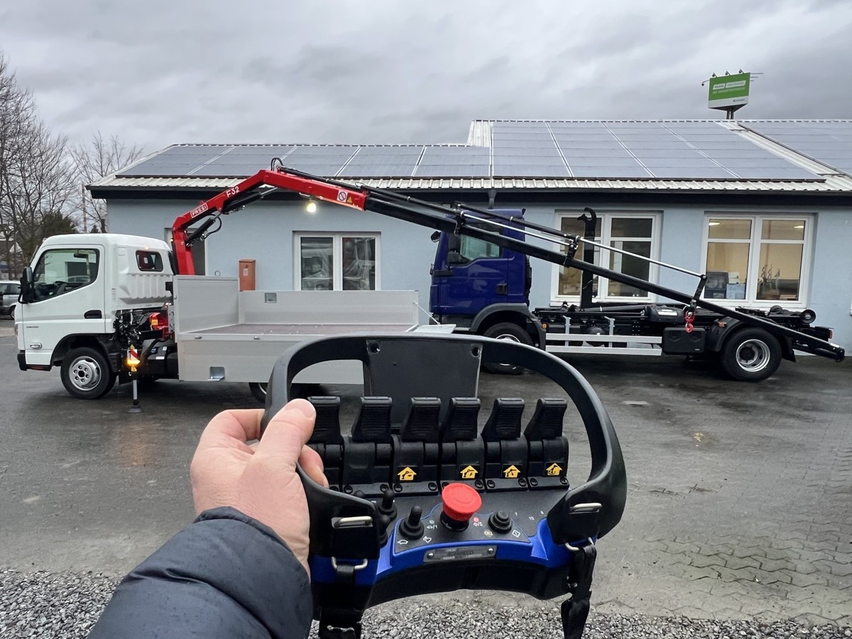 FUSO 3S15 Alu Pritsche 2.80m Ladekran Funk! sofort ve - شاحنة توصيل مفتوحة: صورة 2 FUSO 3S15 Alu Pritsche 2.80m Ladekran Funk! sofort ve - شاحنة توصيل مفتوحة: صورة 2