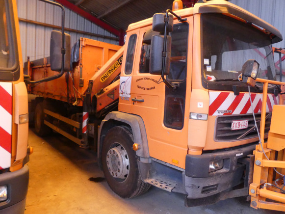 Camion benne + grue auxiliaire Volvo FL6E 19.0 - شاحنة قلاب, شاحنة كرين: صورة 1 Camion benne + grue auxiliaire Volvo FL6E 19.0 - شاحنة قلاب, شاحنة كرين: صورة 1