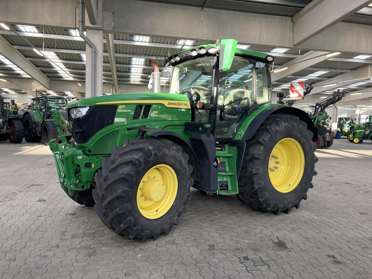 John Deere 6R 185 - جرار: صورة 1 John Deere 6R 185 - جرار: صورة 1