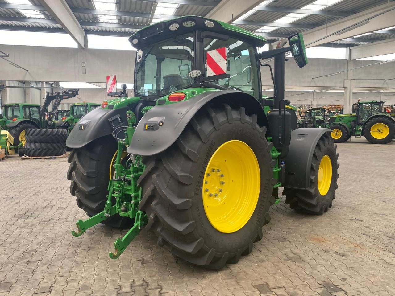 John Deere 6R 215 - جرار: صورة 2 John Deere 6R 215 - جرار: صورة 2
