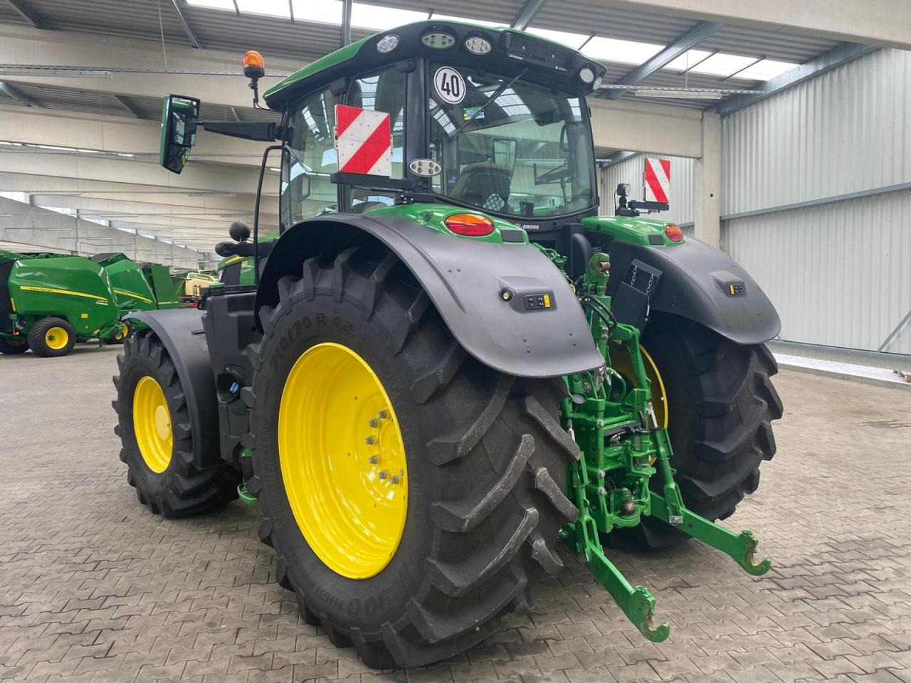 John Deere 6R 215 - جرار: صورة 4 John Deere 6R 215 - جرار: صورة 4