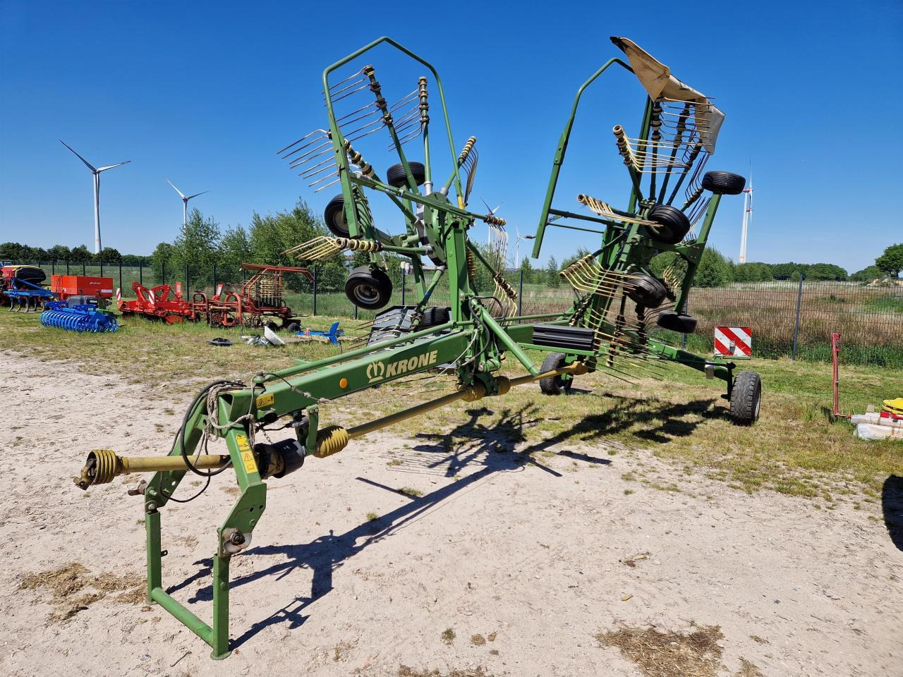 Krone Swadro 807 - نشارة الدريس/ شوكة جرف: صورة 1 Krone Swadro 807 - نشارة الدريس/ شوكة جرف: صورة 1