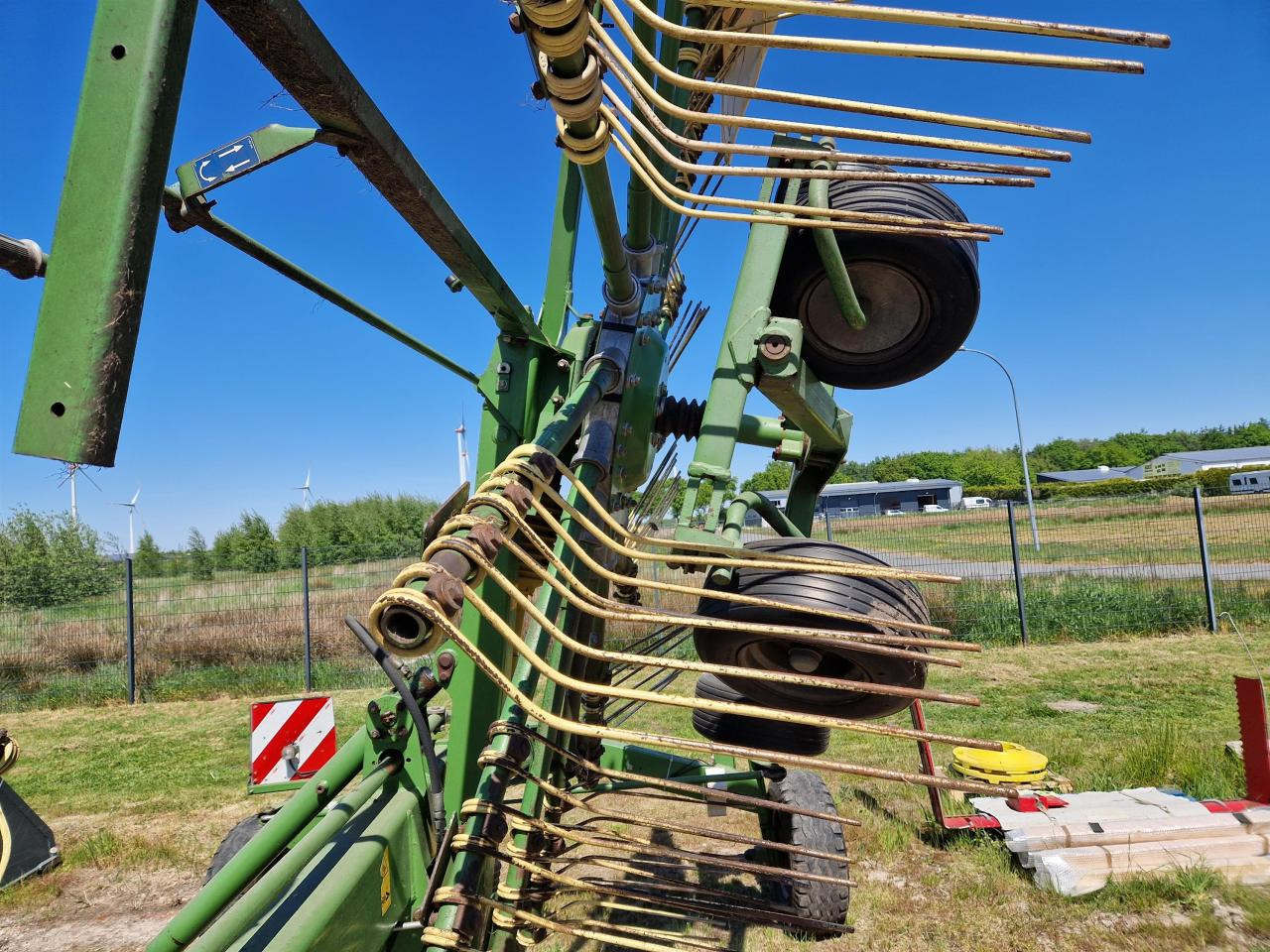 Krone Swadro 807 - نشارة الدريس/ شوكة جرف: صورة 5 Krone Swadro 807 - نشارة الدريس/ شوكة جرف: صورة 5