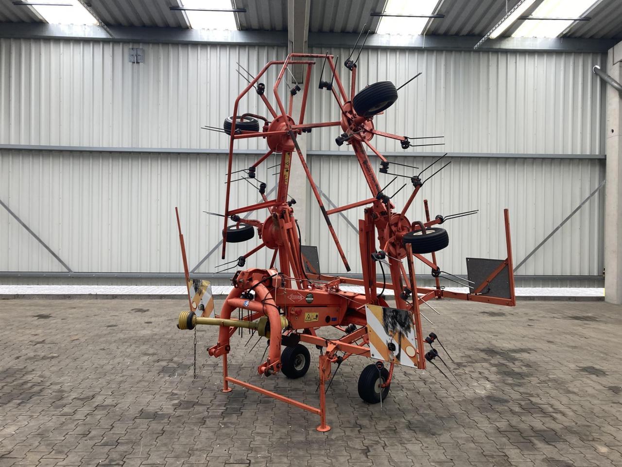 Kuhn GF 6301 MH - نشارة الدريس/ شوكة جرف: صورة 1 Kuhn GF 6301 MH - نشارة الدريس/ شوكة جرف: صورة 1