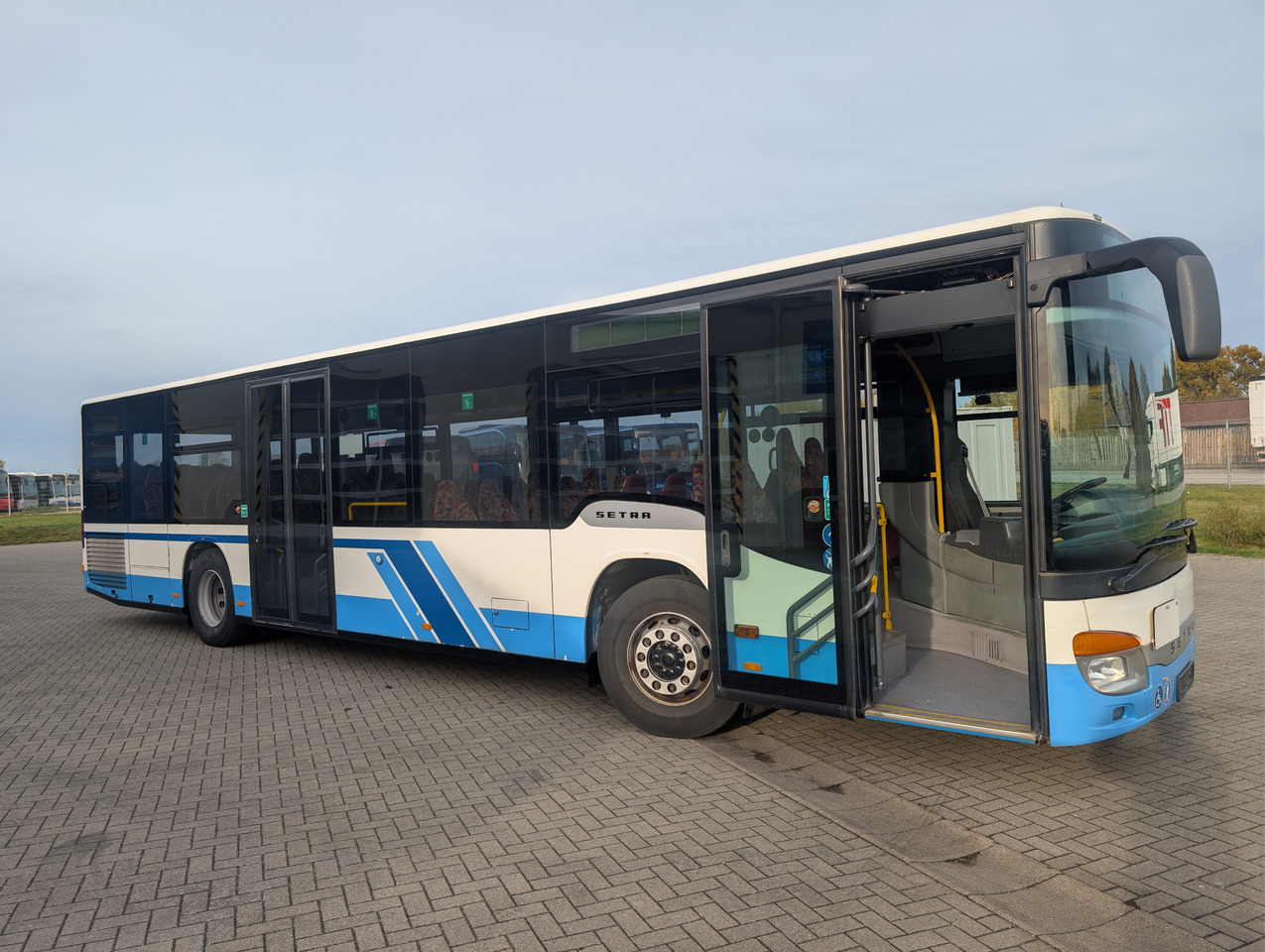 SETRA S 415 NF (Niederflur-Linienbus, Klasse II) - حافلة المدينة: صورة 1 SETRA S 415 NF (Niederflur-Linienbus, Klasse II) - حافلة المدينة: صورة 1
