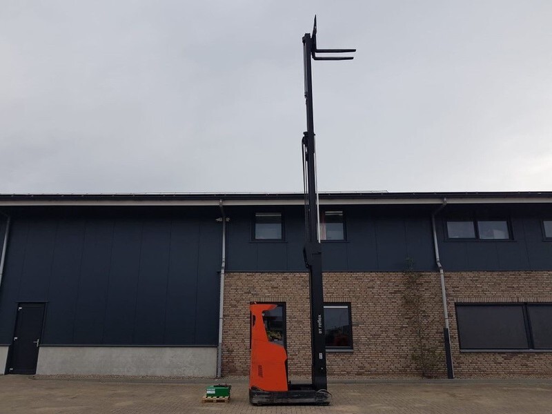 BT RRE180H Toyota 1.8 ton Triplex Freelift Sideshift Elektra Reachtruck - رافعة شوكية للوصول للأماكن الضيقة: صورة 3 BT RRE180H Toyota 1.8 ton Triplex Freelift Sideshift Elektra Reachtruck - رافعة شوكية للوصول للأماكن الضيقة: صورة 3