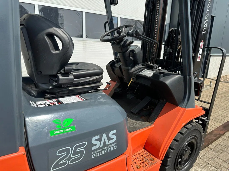 Toyota 2.5 ton Triplex Freelift Sideshift LPG Heftruck - رافعة شوكية تعمل بالغاز: صورة 5 Toyota 2.5 ton Triplex Freelift Sideshift LPG Heftruck - رافعة شوكية تعمل بالغاز: صورة 5