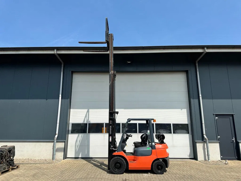 Toyota 2.5 ton Triplex Freelift Sideshift LPG Heftruck - رافعة شوكية تعمل بالغاز: صورة 3 Toyota 2.5 ton Triplex Freelift Sideshift LPG Heftruck - رافعة شوكية تعمل بالغاز: صورة 3