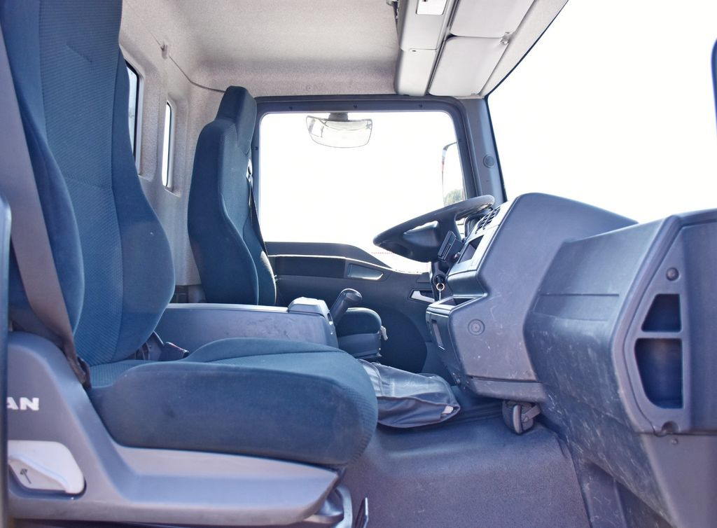 Interior photo 1: شاحنة قلاب, شاحنة كرين MAN TGL 12.220 Kipper 5,05 m + PK 8501 B *TOPZUSTAND MAN TGL 12.220 Kipper 5,05 m + PK 8501 B *TOPZUSTAND Interior photo 1: شاحنة قلاب, شاحنة كرين MAN TGL 12.220 Kipper 5,05 m + PK 8501 B *TOPZUSTAND MAN TGL 12.220 Kipper 5,05 m + PK 8501 B *TOPZUSTAND