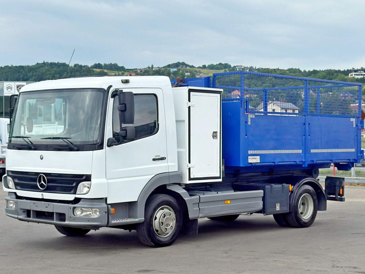 Mercedes-Benz 815 * Abrollkipper + CONTAINER 3,68 m * TOP - شاحنة برافعة خطافية: صورة 3 Mercedes-Benz 815 * Abrollkipper + CONTAINER 3,68 m * TOP - شاحنة برافعة خطافية: صورة 3