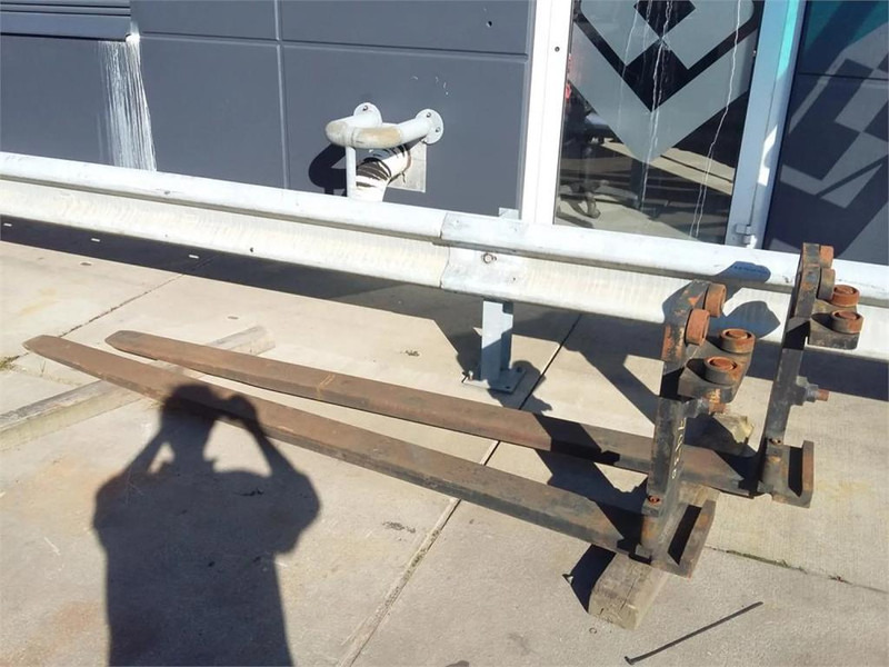 Kalmar ROLL-TYPE 2440X125X50 - مشعبات - معدات المناولة: صورة 1 Kalmar ROLL-TYPE 2440X125X50 - مشعبات - معدات المناولة: صورة 1