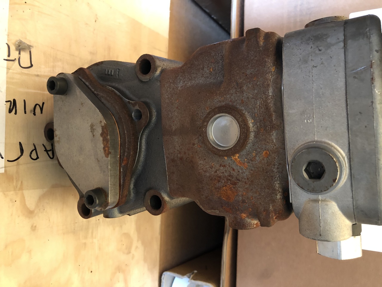 AIR COMPRESSOR MAN TGA - ضاغط مكابح الهواء: صورة 3 AIR COMPRESSOR MAN TGA - ضاغط مكابح الهواء: صورة 3