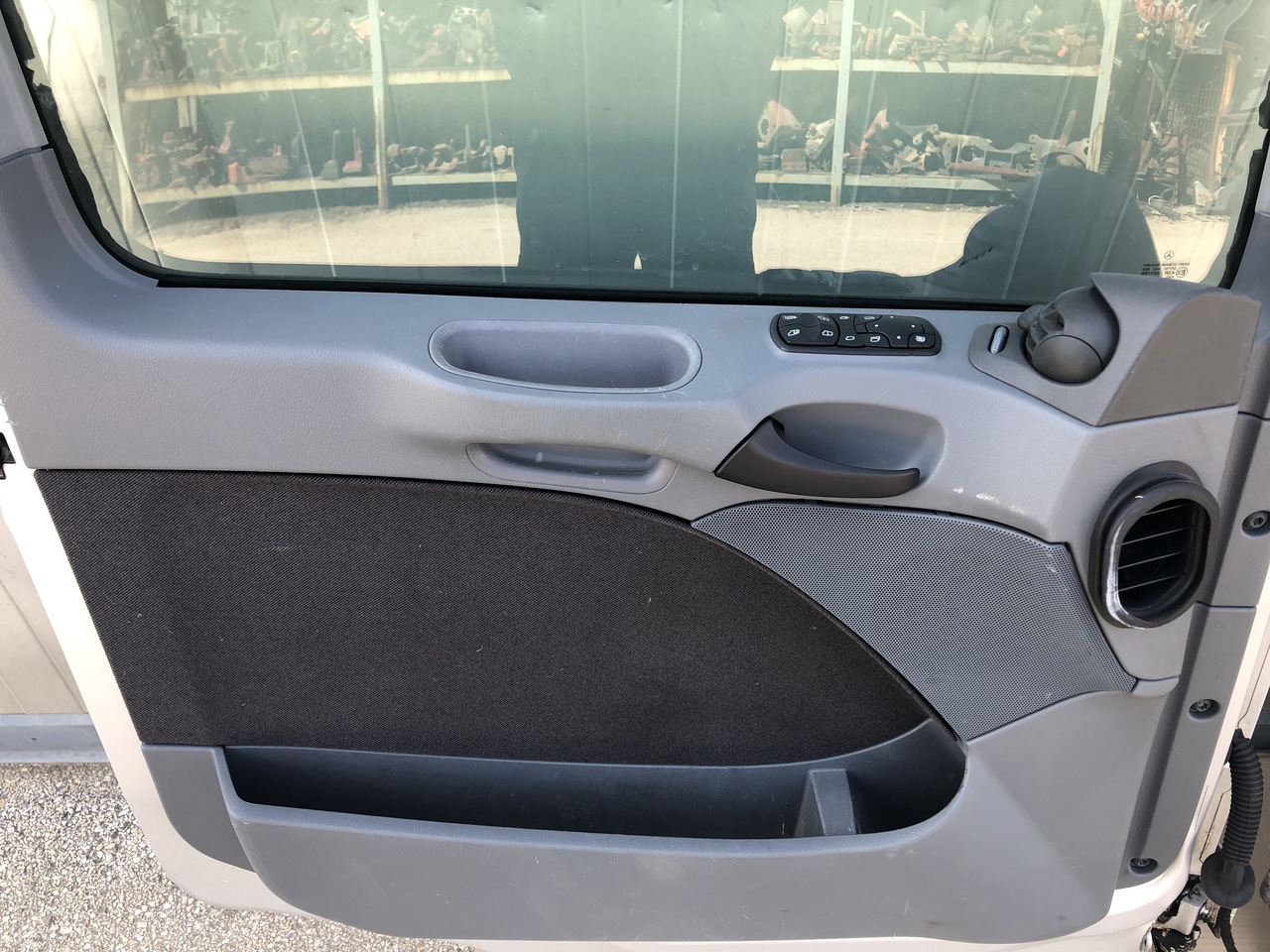 DOOR ACTROS MP2-3 LEFT AND RIGHT MEGA SPACE CAB - باب و قطع الغيار - شاحنة: صورة 4 DOOR ACTROS MP2-3 LEFT AND RIGHT MEGA SPACE CAB - باب و قطع الغيار - شاحنة: صورة 4