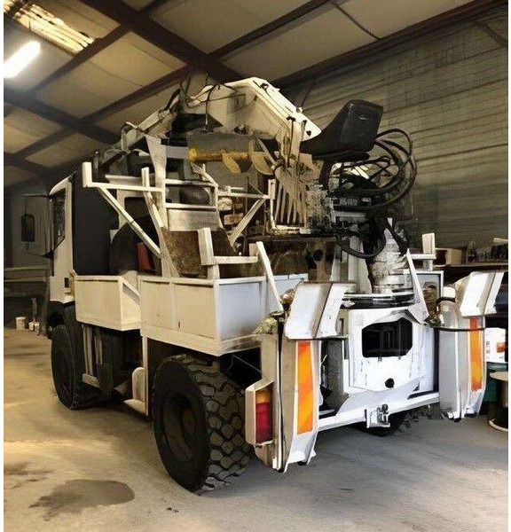 Iveco - Drilling crane truck 4x4 - معدات حفر: صورة 2 Iveco - Drilling crane truck 4x4 - معدات حفر: صورة 2