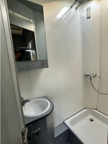 شاحنة نقل خيل MAN 10.224: صورة 9