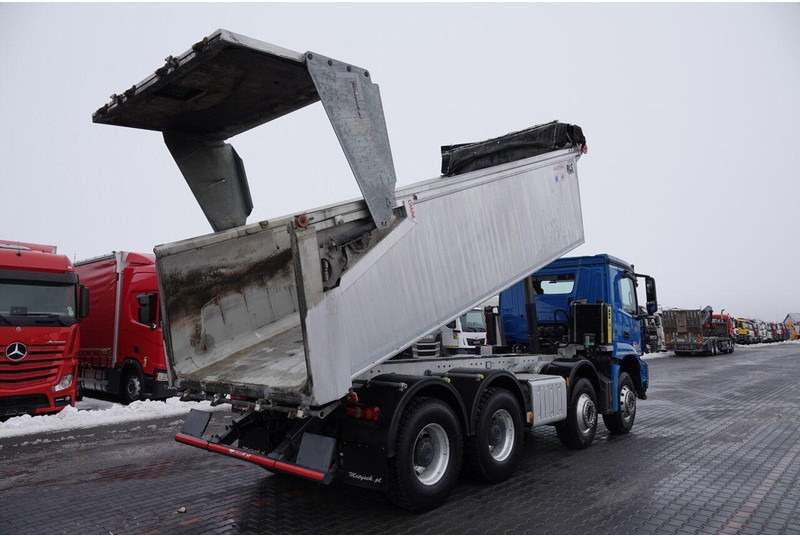 Mercedes-Benz AROCS 3243 / 8x4 / WYWROTKA 20m3 / TYLNOZSYP / EURO 6 / OPONY 10 - شاحنة قلاب: صورة 4 Mercedes-Benz AROCS 3243 / 8x4 / WYWROTKA 20m3 / TYLNOZSYP / EURO 6 / OPONY 10 - شاحنة قلاب: صورة 4