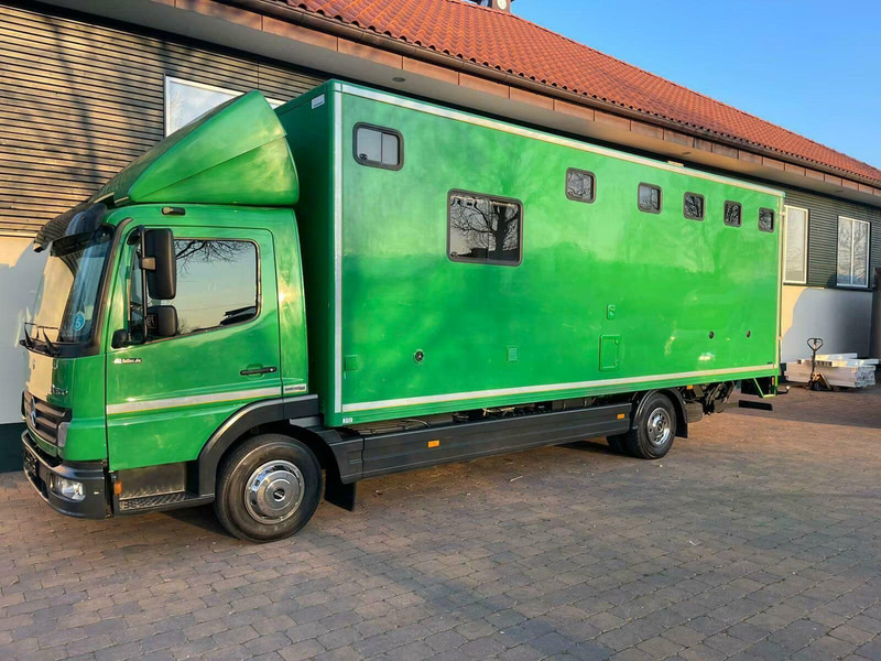 Mercedes-Benz Atego 1018 - Horse transporter - شاحنة نقل خيل: صورة 1 Mercedes-Benz Atego 1018 - Horse transporter - شاحنة نقل خيل: صورة 1