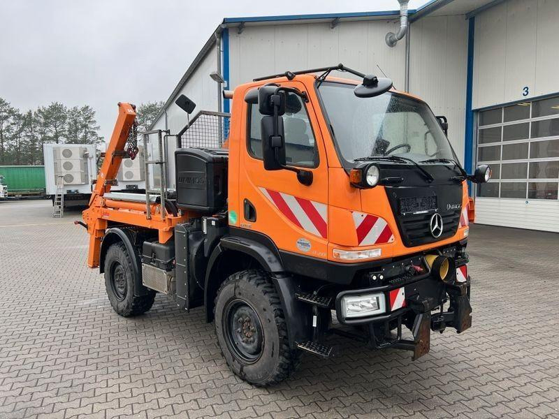 Mercedes-Benz Unimog U 20 4x4 Skip loader - شاحنة لودر انزلاقي: صورة 1 Mercedes-Benz Unimog U 20 4x4 Skip loader - شاحنة لودر انزلاقي: صورة 1