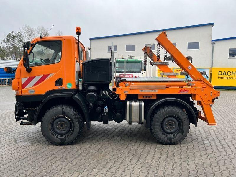 Mercedes-Benz Unimog U 20 4x4 Skip loader - شاحنة لودر انزلاقي: صورة 4 Mercedes-Benz Unimog U 20 4x4 Skip loader - شاحنة لودر انزلاقي: صورة 4