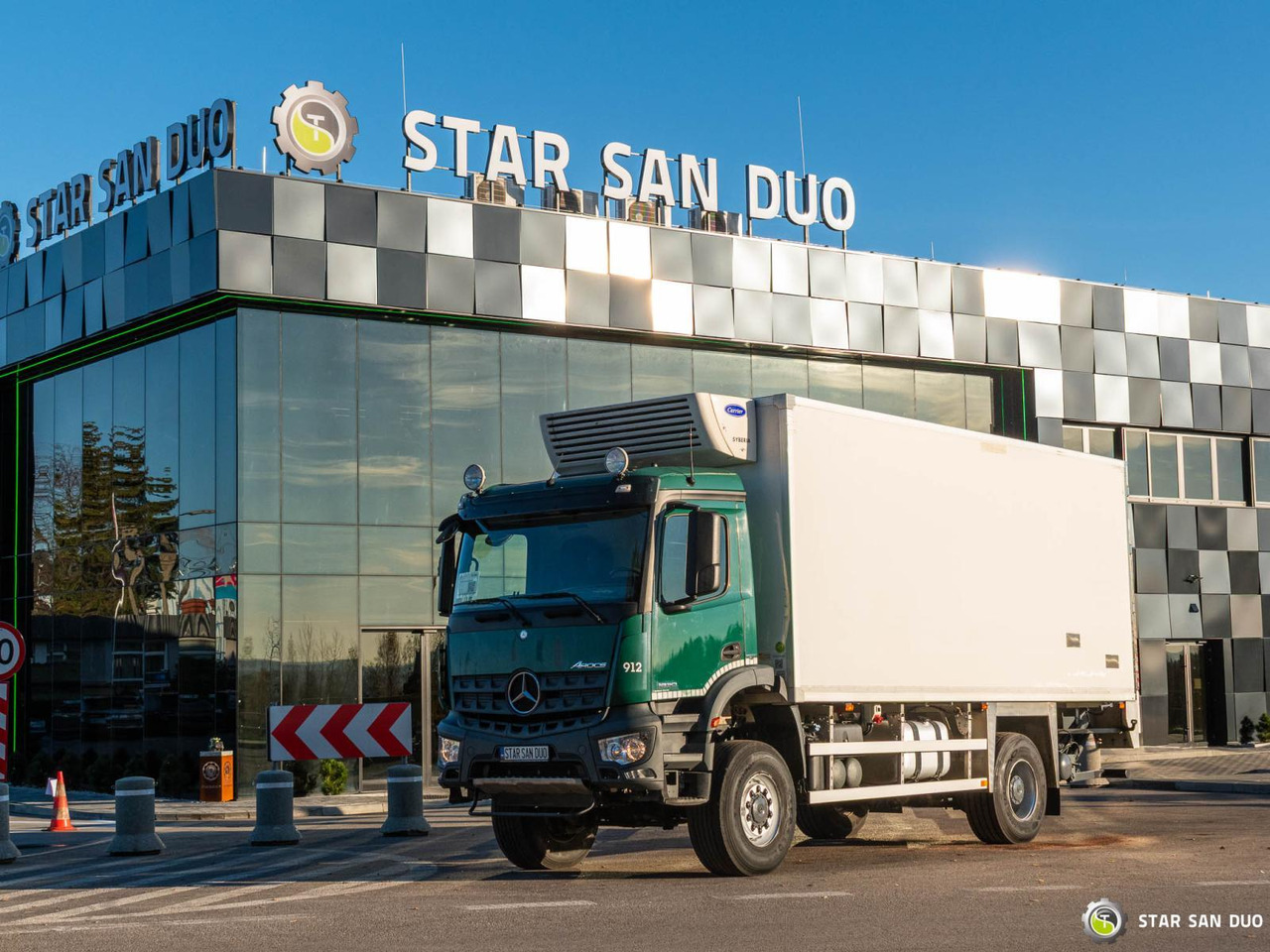 - شاحنة بهيكل معدني للمقصورة: صورة 1 - شاحنة بهيكل معدني للمقصورة: صورة 1