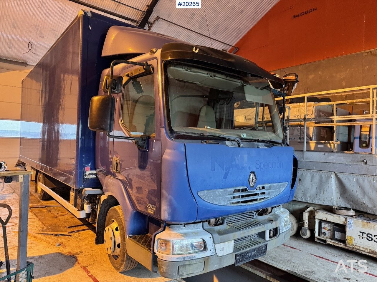 شاحنة صندوقية Renault midlum 220.08: صورة 7