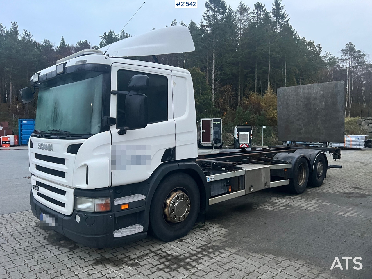 Scania P420 6x2 chassi m/ lift Rep.Objekt - شاحنة بهيكل معدني للمقصورة: صورة 1 Scania P420 6x2 chassi m/ lift Rep.Objekt - شاحنة بهيكل معدني للمقصورة: صورة 1