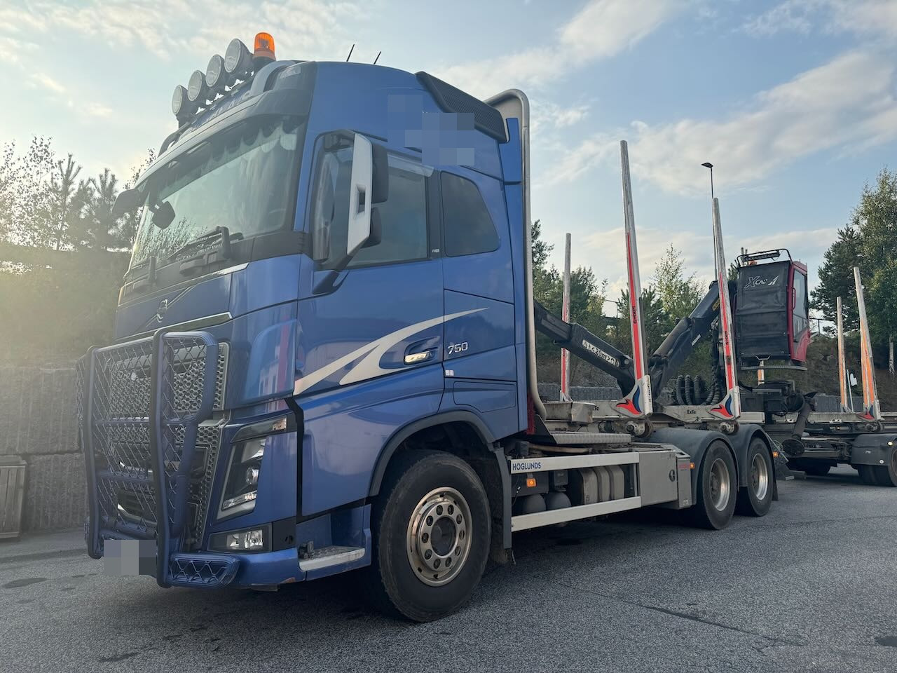 Volvo FH750 - شاحنة قطع الأشجار, شاحنة كرين: صورة 1 Volvo FH750 - شاحنة قطع الأشجار, شاحنة كرين: صورة 1