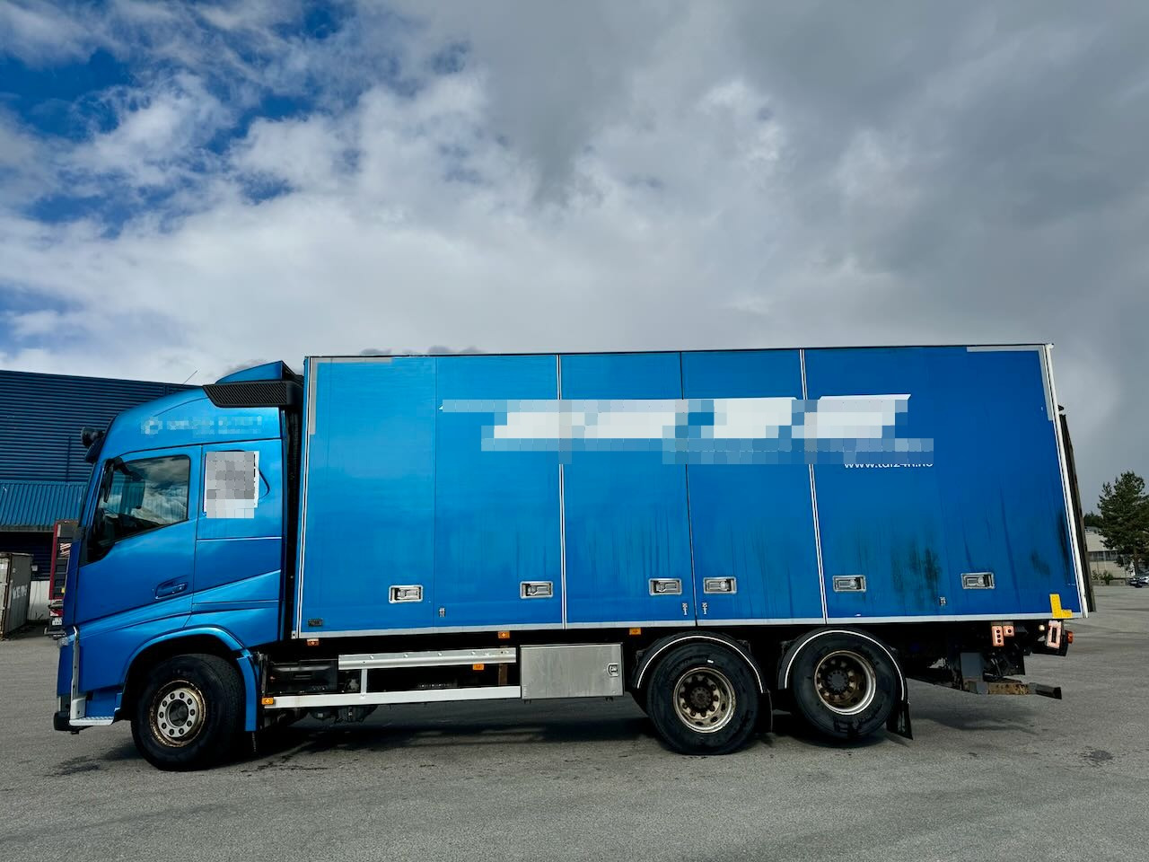Volvo Fh540 6x2 skapbil m/ full sideåpning og lift - شاحنة صندوقية: صورة 2 Volvo Fh540 6x2 skapbil m/ full sideåpning og lift - شاحنة صندوقية: صورة 2