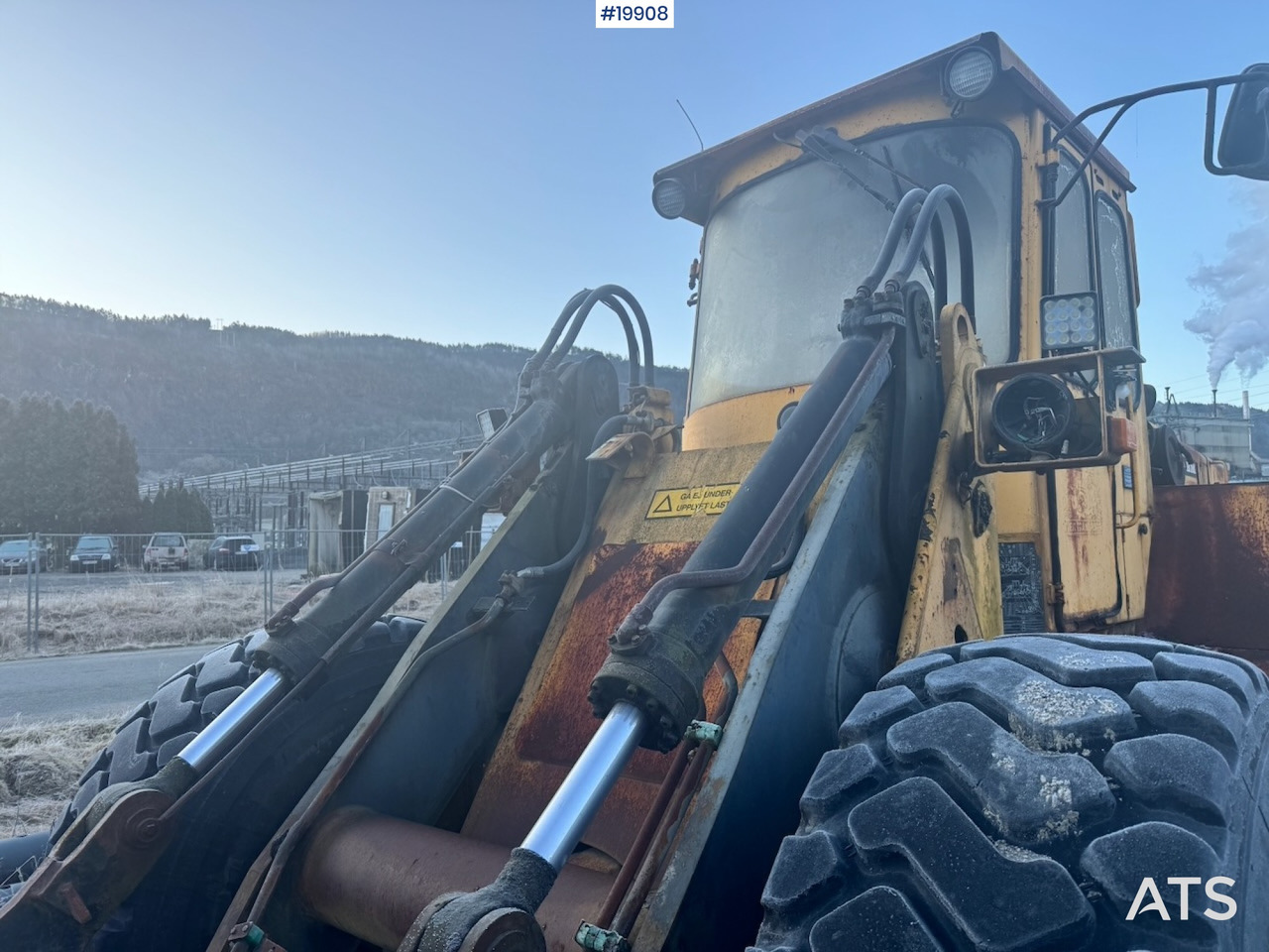 اللودر بعجل Volvo L90: صورة 10