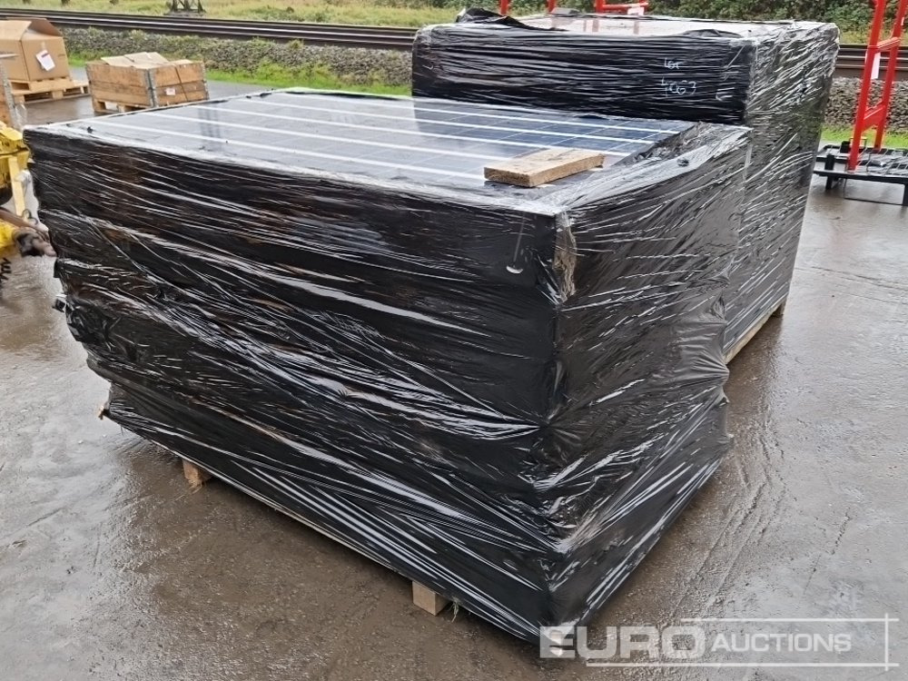 2 Pallets of Solar Pannels - معدات الانشاءات: صورة 1 2 Pallets of Solar Pannels - معدات الانشاءات: صورة 1