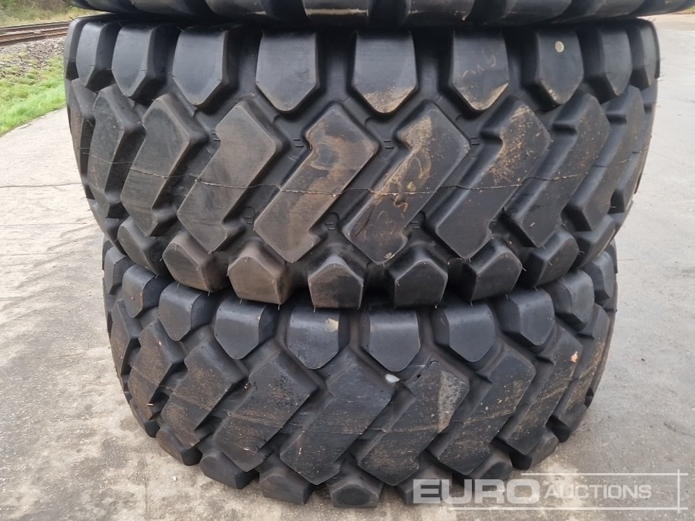 23.5-25 Truck Tyres (3 of) - إطارات: صورة 3 23.5-25 Truck Tyres (3 of) - إطارات: صورة 3