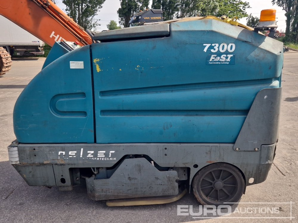 7300 Ride On Scrubning Machine - ماكينة فرك وتجفيف: صورة 2 7300 Ride On Scrubning Machine - ماكينة فرك وتجفيف: صورة 2