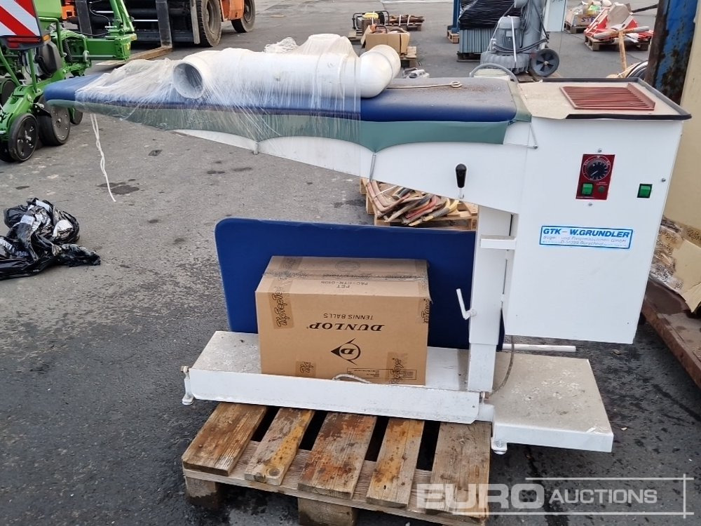 Ironing Board (2 of) - معدات الانشاءات: صورة 1 Ironing Board (2 of) - معدات الانشاءات: صورة 1
