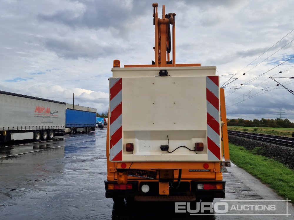 Mercedes 612D - منصة محمولة مثبتة على الشاحنة: صورة 4 Mercedes 612D - منصة محمولة مثبتة على الشاحنة: صورة 4