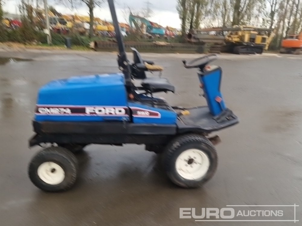 New Holland TM274 4WD Ride on Lawnmower, Roll Bar - جزازة عشب الحدائق: صورة 5 New Holland TM274 4WD Ride on Lawnmower, Roll Bar - جزازة عشب الحدائق: صورة 5