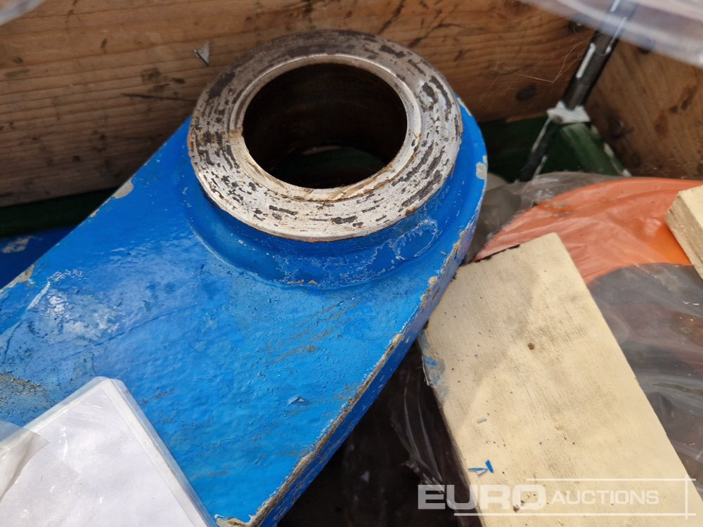 Pallet of Assorted, Bolts, Couplings, Brackets to suit Hitachi, Fuchs - قطع الغيار - حفّار: صورة 4 Pallet of Assorted, Bolts, Couplings, Brackets to suit Hitachi, Fuchs - قطع الغيار - حفّار: صورة 4
